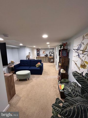 1301 N KIRKWOOD, Arlington, VA 22201