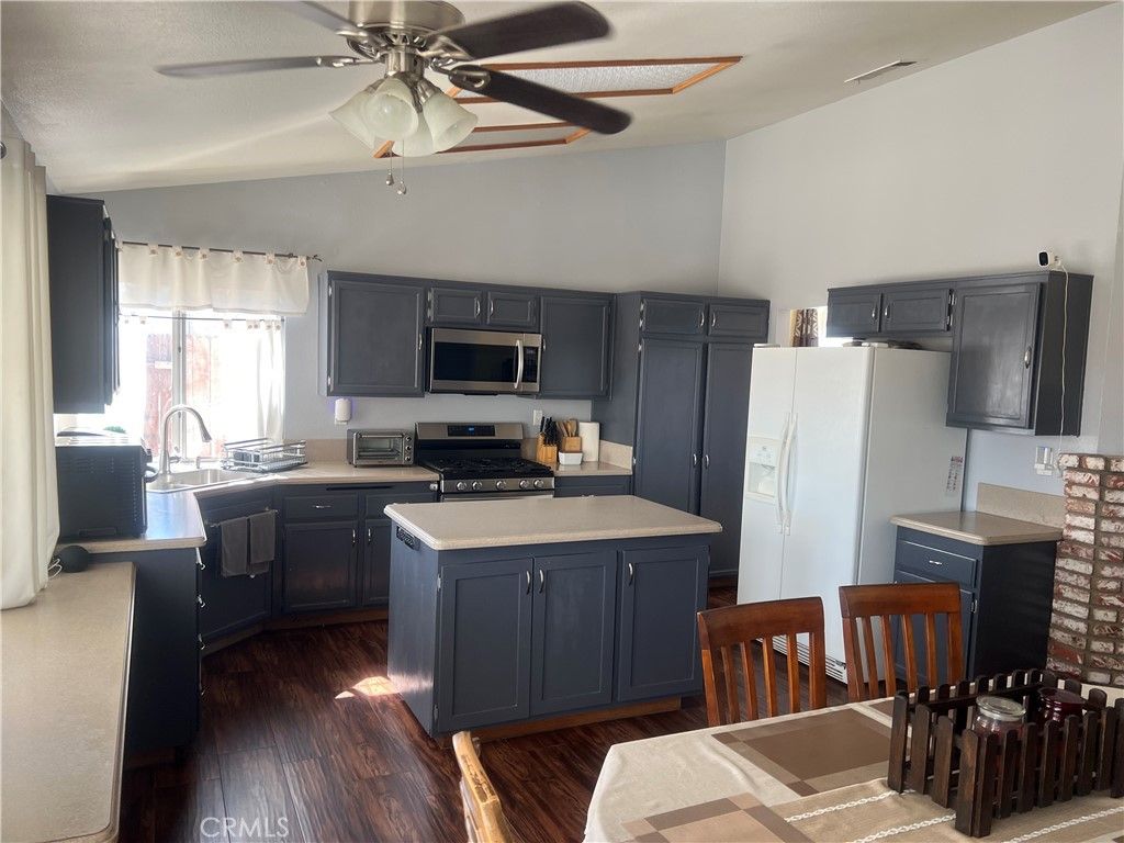 Image 5 of property listing at 13073 Snowview, Victorville, CA 92392