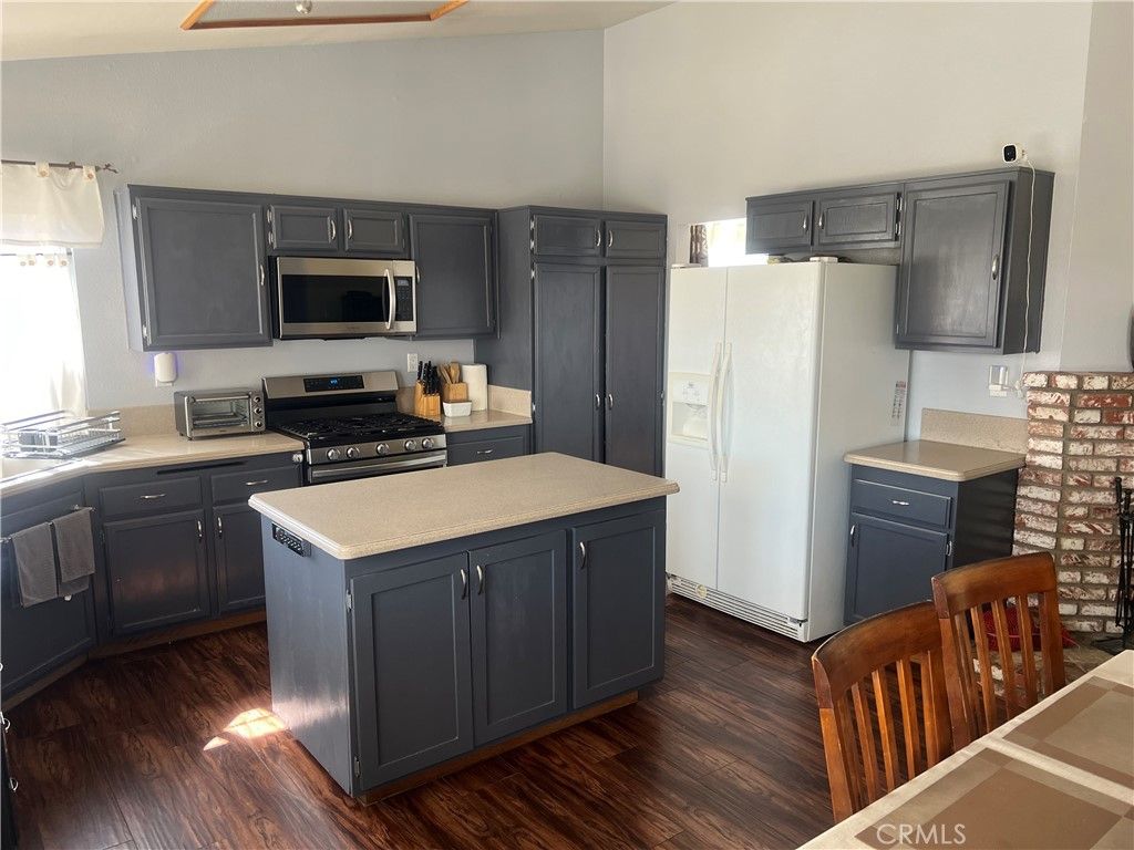 Image 9 of property listing at 13073 Snowview, Victorville, CA 92392