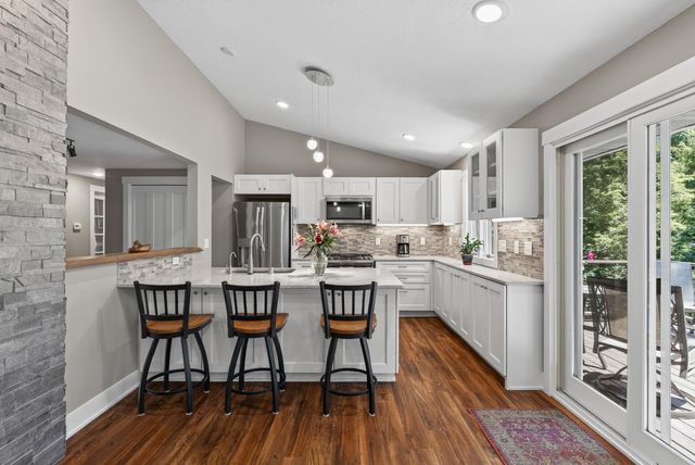13 Overlook Road, Dellwood, MN 55110