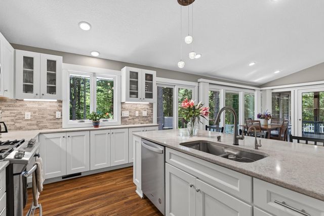13 Overlook Road, Dellwood, MN 55110