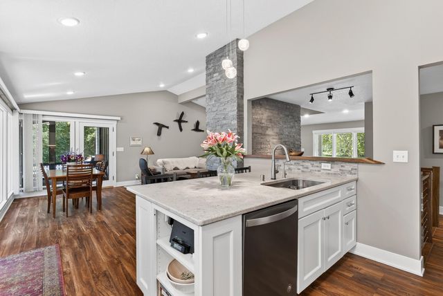 13 Overlook Road, Dellwood, MN 55110