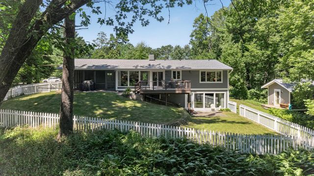 13 Overlook Road, Dellwood, MN 55110