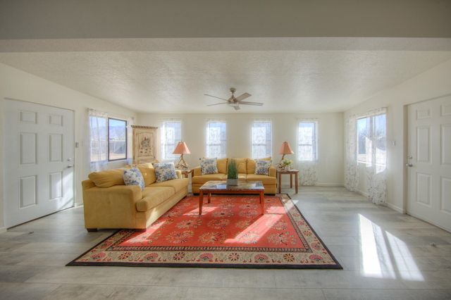 327 Homesite Lane NW, Albuquerque, NM 87114