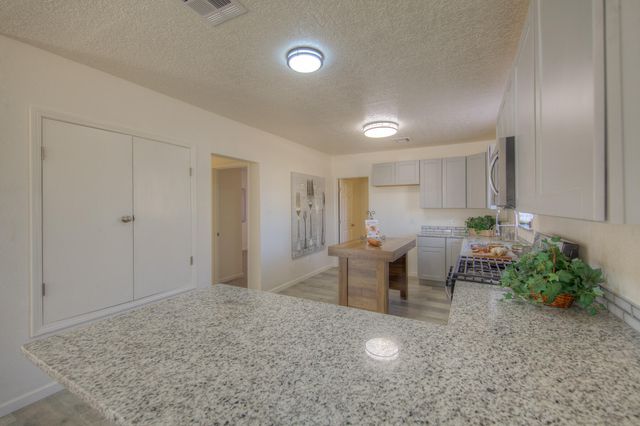 327 Homesite Lane NW, Albuquerque, NM 87114