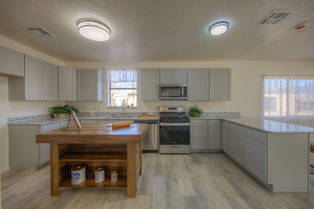 327 Homesite Lane NW, Albuquerque, NM 87114