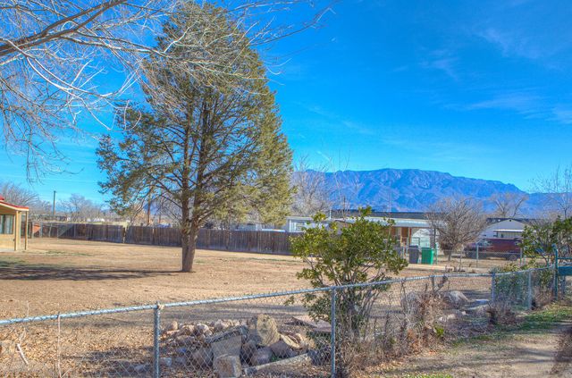 327 Homesite Lane NW, Albuquerque, NM 87114