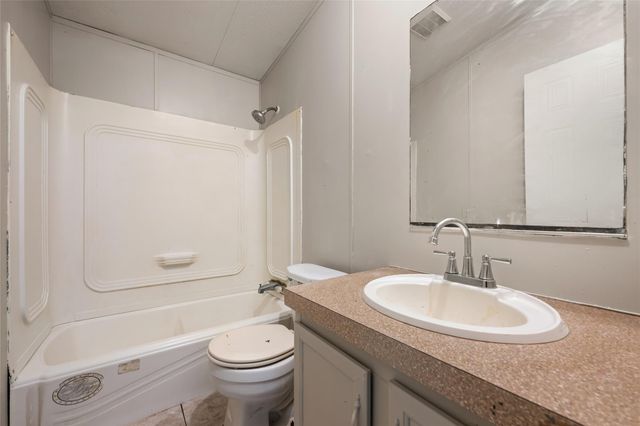 162 Jeffrey DR, Cedar Creek, TX 78612
