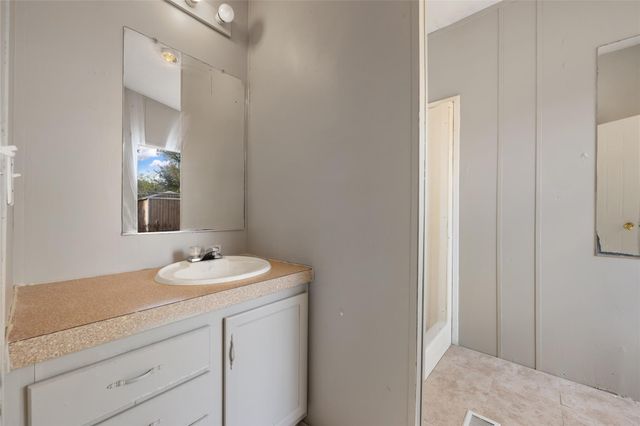 162 Jeffrey DR, Cedar Creek, TX 78612