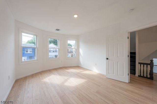 32 Palm St, Newark City, NJ 07106