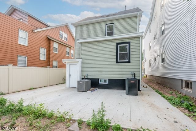 32 Palm St, Newark City, NJ 07106