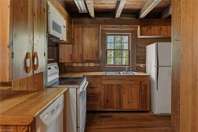 1389 City Lake Road, Lexington, NC 27295