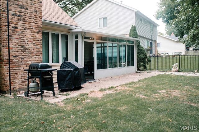 2045 Country Field Drive, Chesterfield, MO 63017