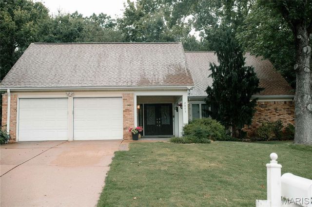 2045 Country Field Drive, Chesterfield, MO 63017