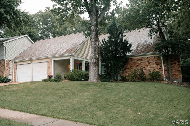 2045 Country Field Drive, Chesterfield, MO 63017