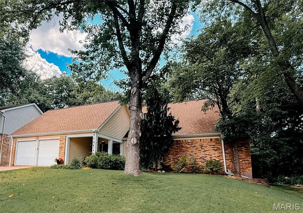 2045 Country Field Drive, Chesterfield, MO 63017