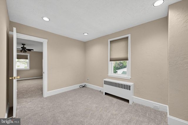 18 CENTER AVE, Willow Grove, PA 19090