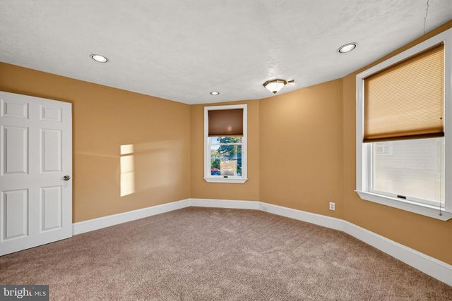 18 CENTER AVE, Willow Grove, PA 19090