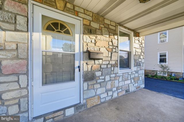 18 CENTER AVE, Willow Grove, PA 19090