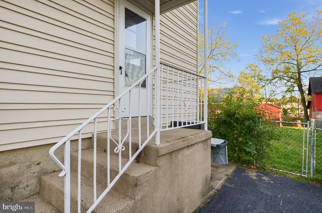 18 CENTER AVE, Willow Grove, PA 19090