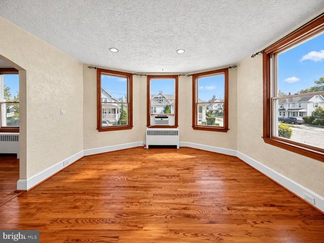 18 CENTER AVE, Willow Grove, PA 19090