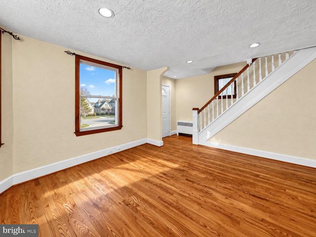 18 CENTER AVE, Willow Grove, PA 19090