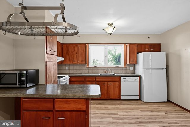 18 CENTER AVE, Willow Grove, PA 19090