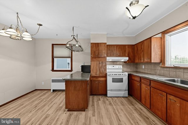 18 CENTER AVE, Willow Grove, PA 19090