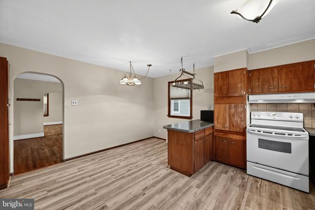 18 CENTER AVE, Willow Grove, PA 19090