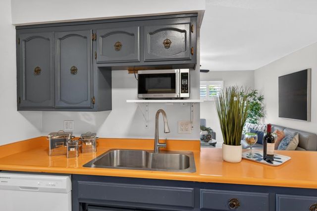 6742 Park Riviera Way, Sacramento, CA 95831