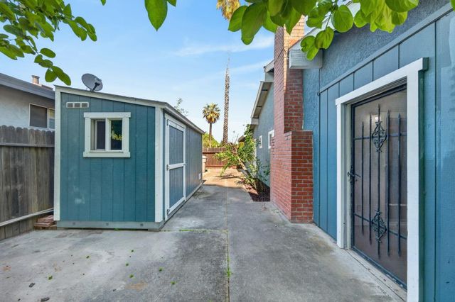 6742 Park Riviera Way, Sacramento, CA 95831