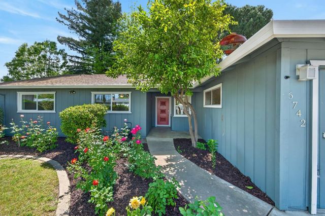 6742 Park Riviera Way, Sacramento, CA 95831
