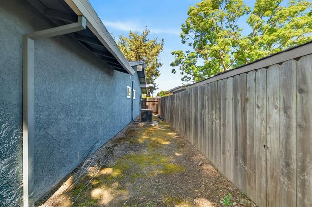 6742 Park Riviera Way, Sacramento, CA 95831