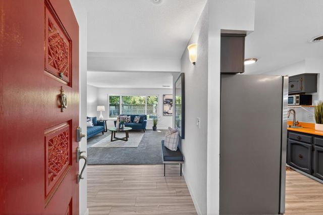 6742 Park Riviera Way, Sacramento, CA 95831