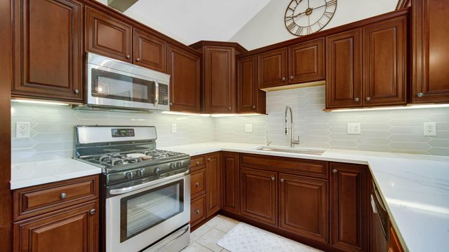 11031 Beacon Court, St. John, IN 46373