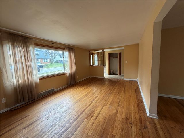 347 Lime Oak Dr, Penn Hills, PA 15235