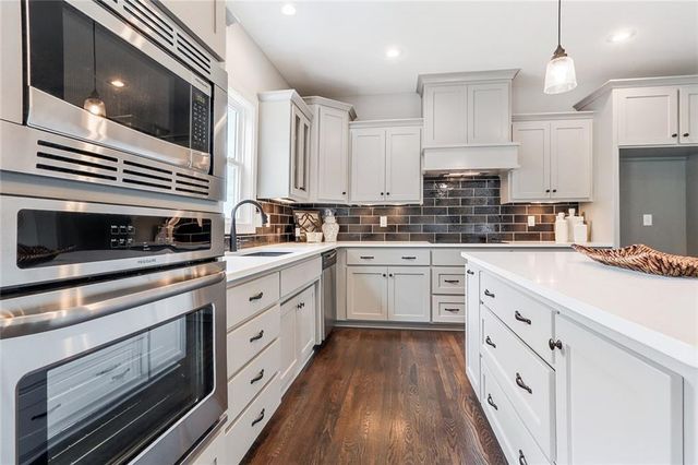 18604 Mohawk Lane, Overland Park, KS 66085