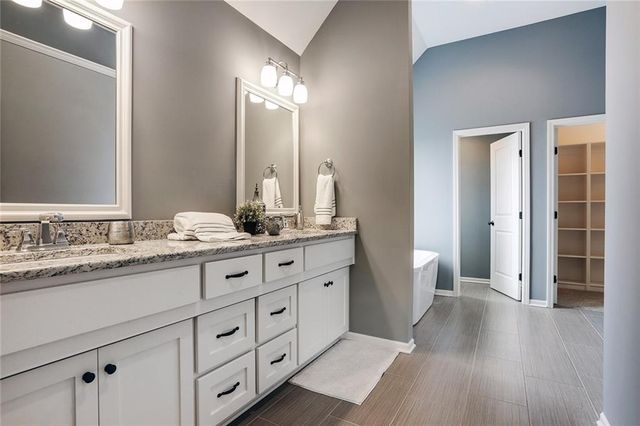 18604 Mohawk Lane, Overland Park, KS 66085