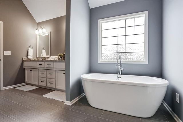 18604 Mohawk Lane, Overland Park, KS 66085