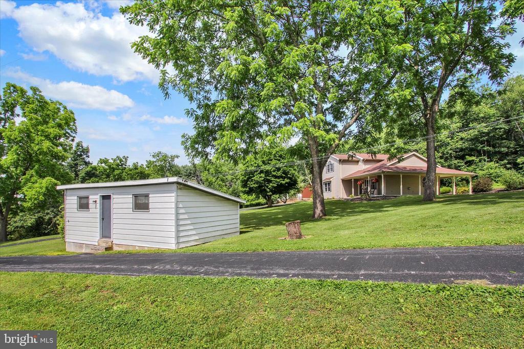 Image 19 of property listing at 7208 KOPP RD, Spring Grove, PA 17362