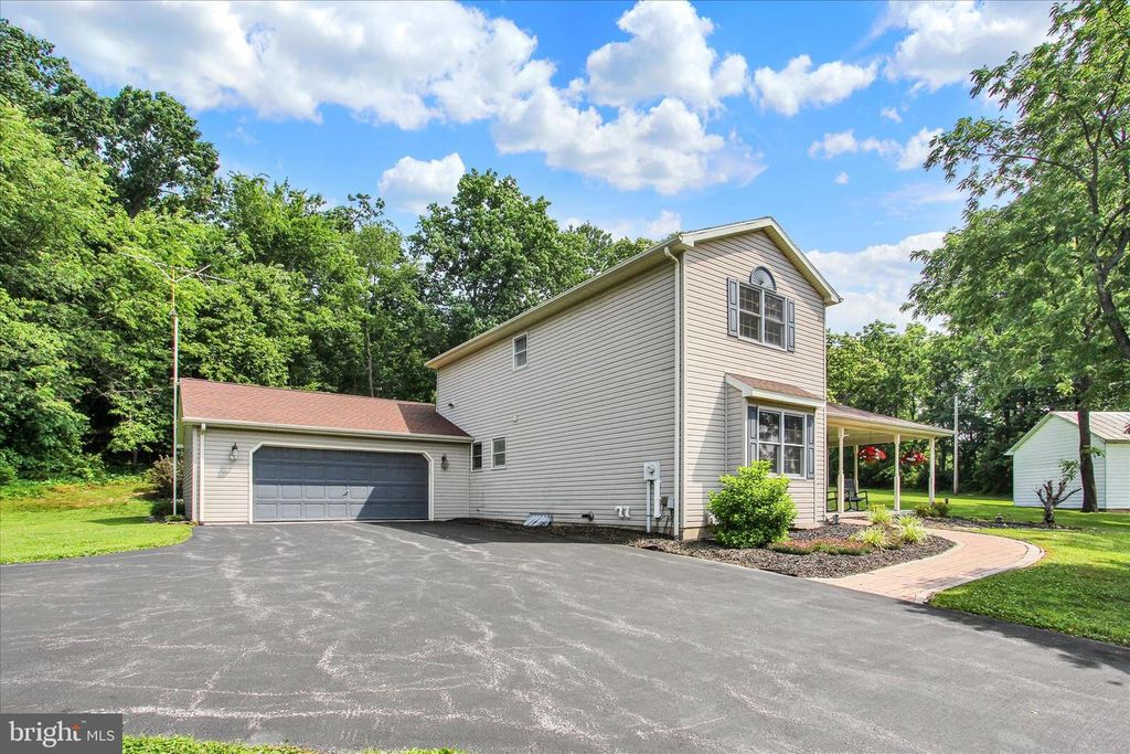 Image 2 of property listing at 7208 KOPP RD, Spring Grove, PA 17362