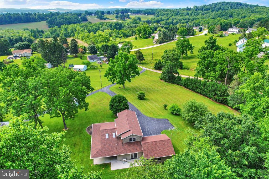 Image 23 of property listing at 7208 KOPP RD, Spring Grove, PA 17362
