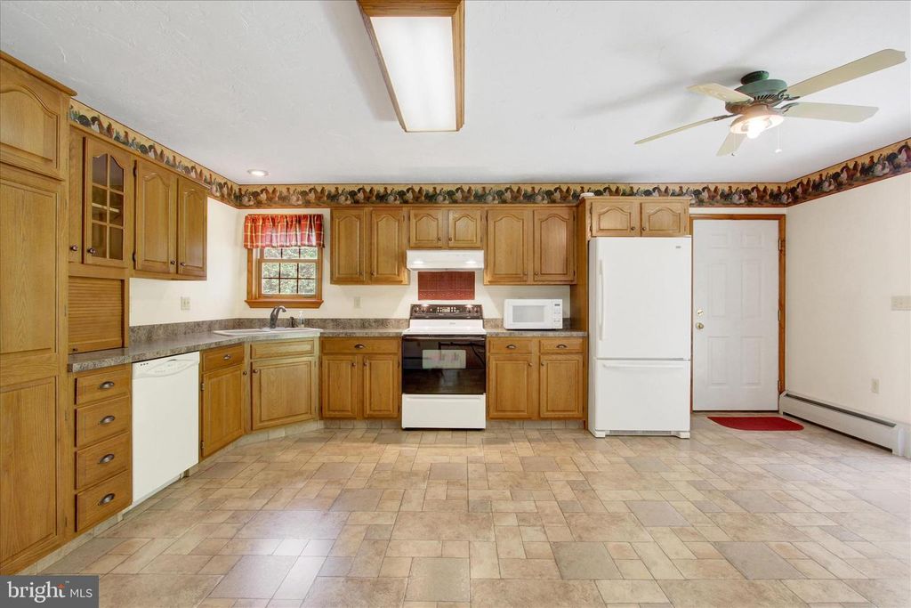 Image 35 of property listing at 7208 KOPP RD, Spring Grove, PA 17362
