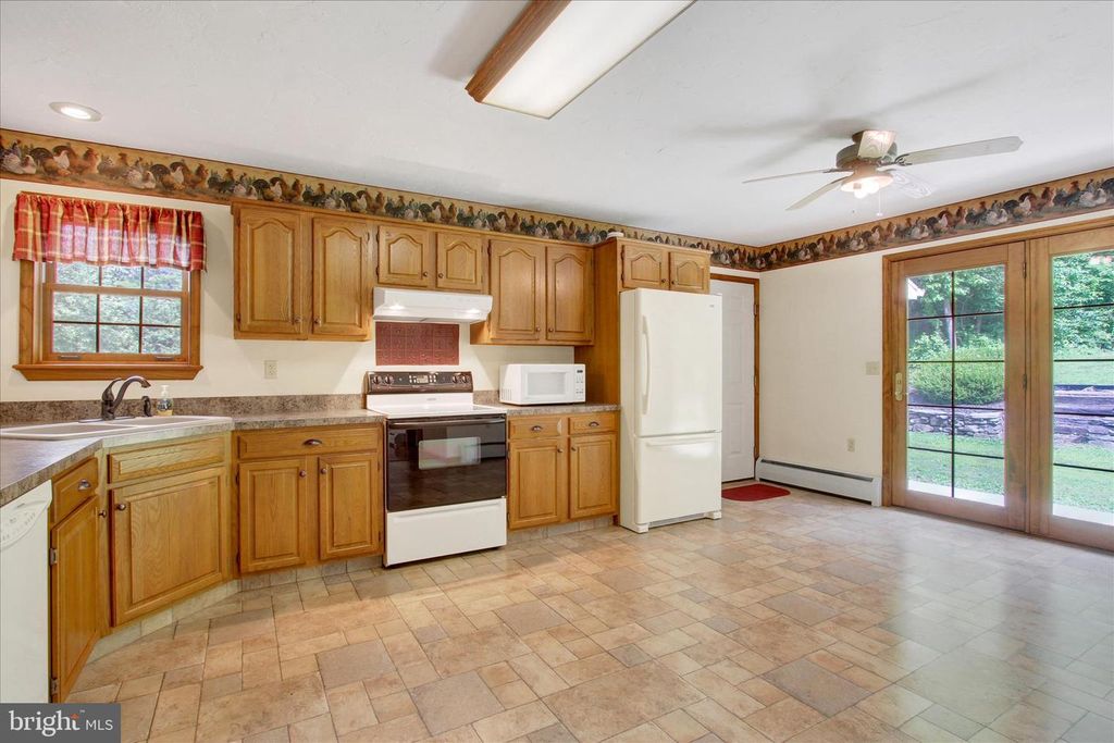 Image 5 of property listing at 7208 KOPP RD, Spring Grove, PA 17362