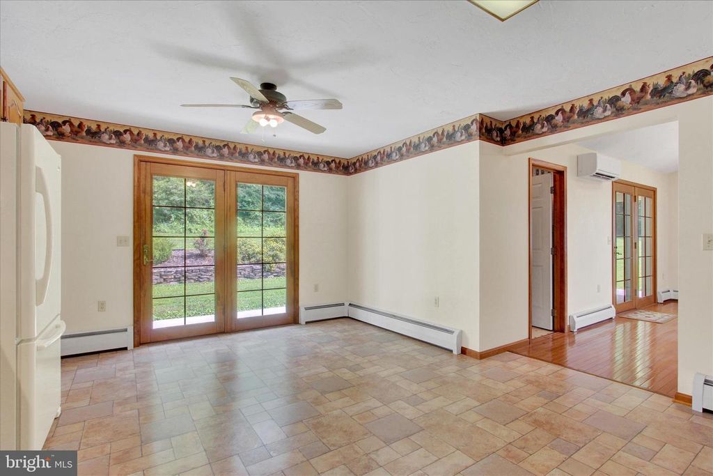 Image 6 of property listing at 7208 KOPP RD, Spring Grove, PA 17362