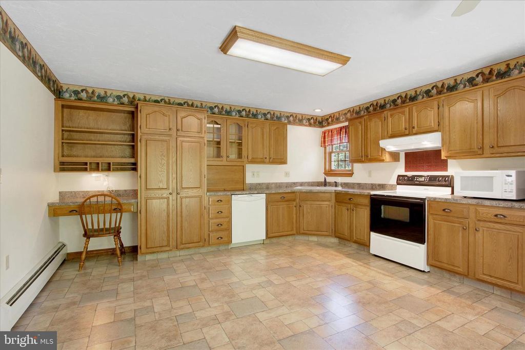 Image 8 of property listing at 7208 KOPP RD, Spring Grove, PA 17362