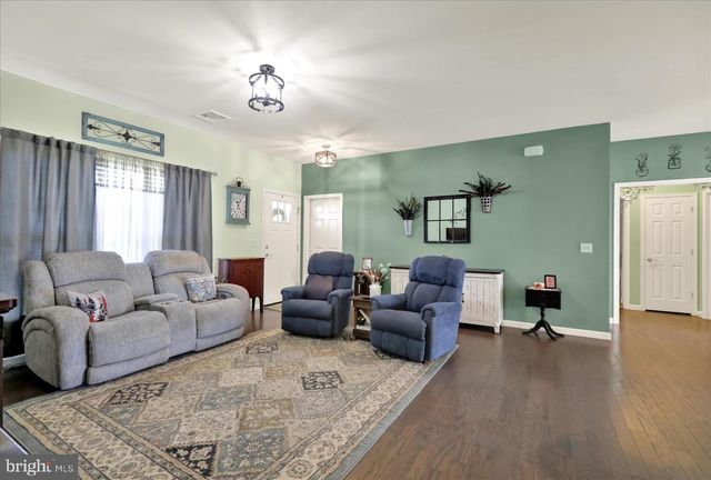 4 ROSEBUSH CT, Womelsdorf, PA 19567