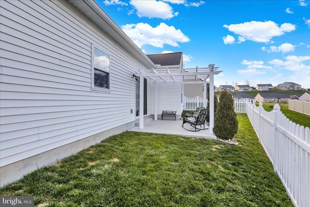 4 ROSEBUSH CT, Womelsdorf, PA 19567