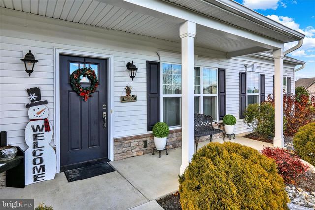 4 ROSEBUSH CT, Womelsdorf, PA 19567