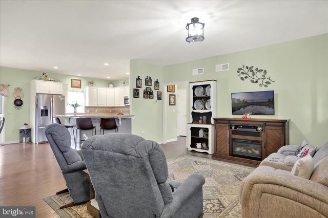 4 ROSEBUSH CT, Womelsdorf, PA 19567